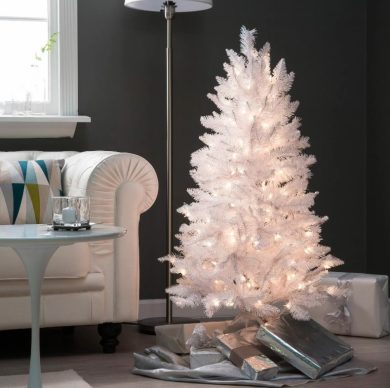 Создание праздничной атмосферы с помощью белой искусственной елки